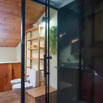 Condessa - Modern Charm In Historic 아파트
